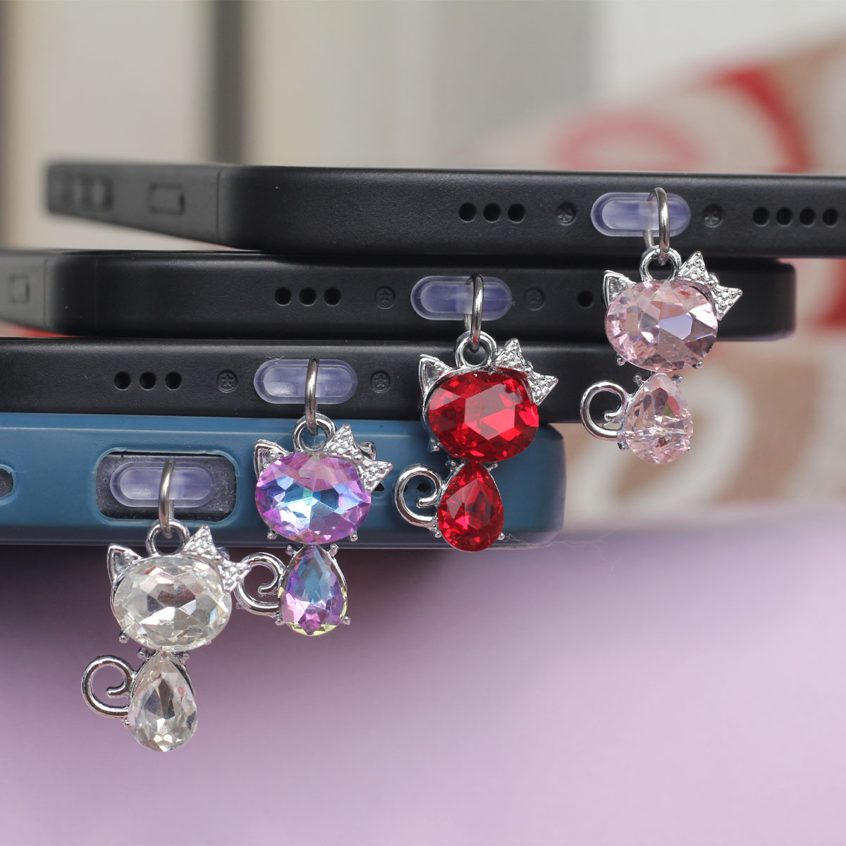 Mobile Tech Accessories - ปลั๊กกันฝุ่นโทรศัพท์มือถือ ประดับโบว์แก้วเซอร์โคเนีย สำหรับจี้รูปแมวน่ารัก อุปกรณ์ตกแต่งสำหรับพอร์ต Type-C ของ